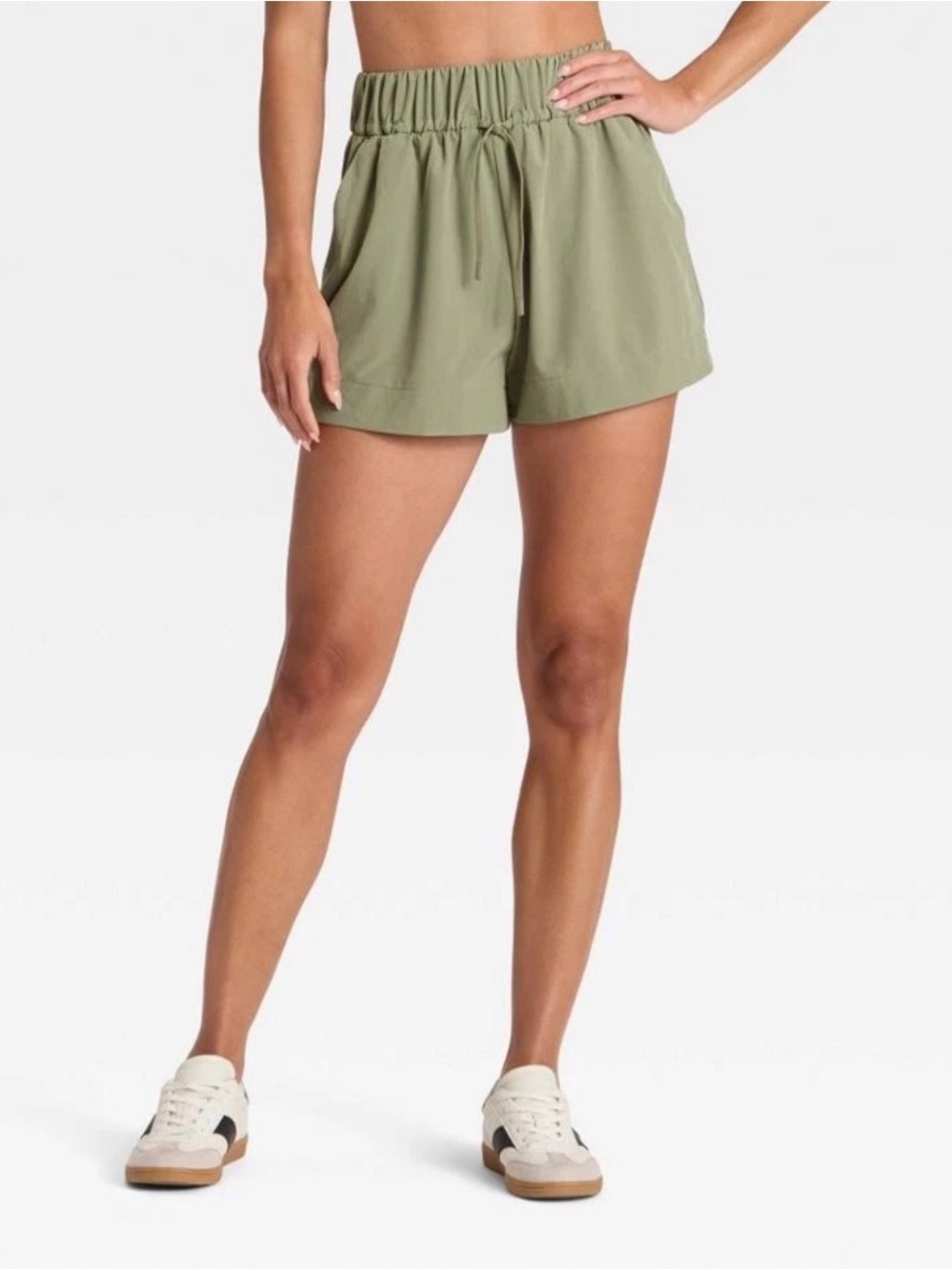 Women's Active Light High-Rise Wide Shorts 3.5" Olive Green
Medium
New with Tag